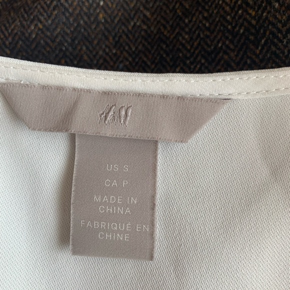 White scallop neck blouse from H&M - Picture 2 of 2